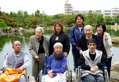 池をバックに