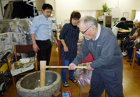 デイサービスの男性利用者様による餅つき